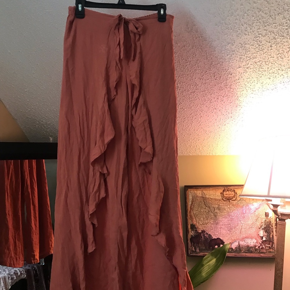 Tied flowy pants with slit